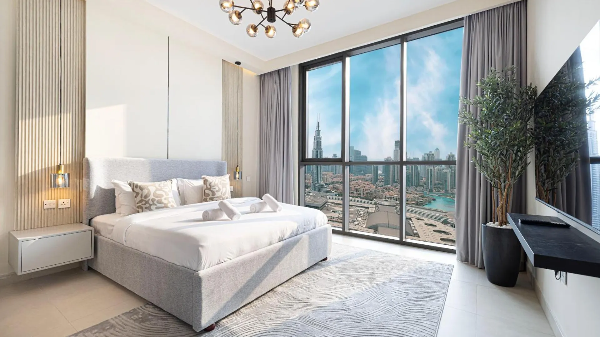 Stunning Burj Views New Luxe 2Br Dubai Mall Access United Arab Emirates