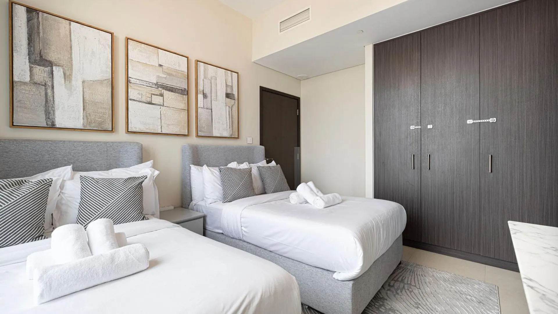 Stunning Burj Views New Luxe 2Br Dubai Mall Access United Arab Emirates